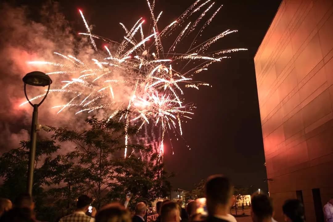 Joc de artificii deasupra clădirii hipodromului