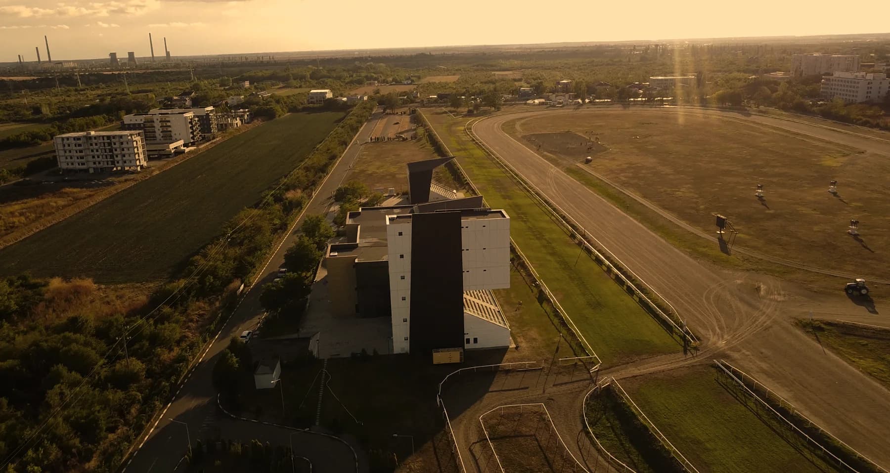 Vedere aeriană a pistei și a tribunelor, la asfințit