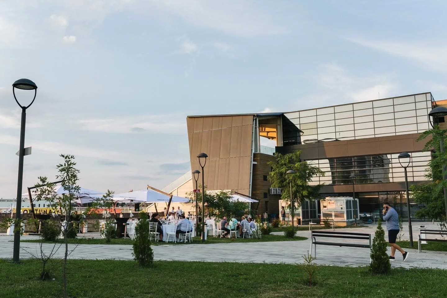 Spațiul verde din fața clădirii principale